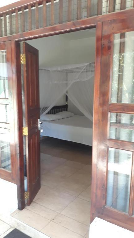 Sun And Surf Rest Hotel Ahangama Luaran gambar