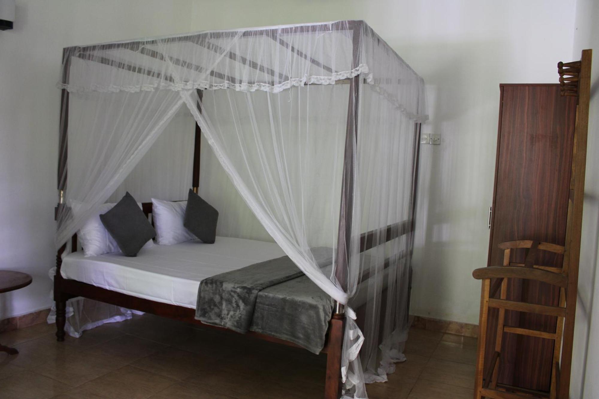 Sun And Surf Rest Hotel Ahangama Luaran gambar