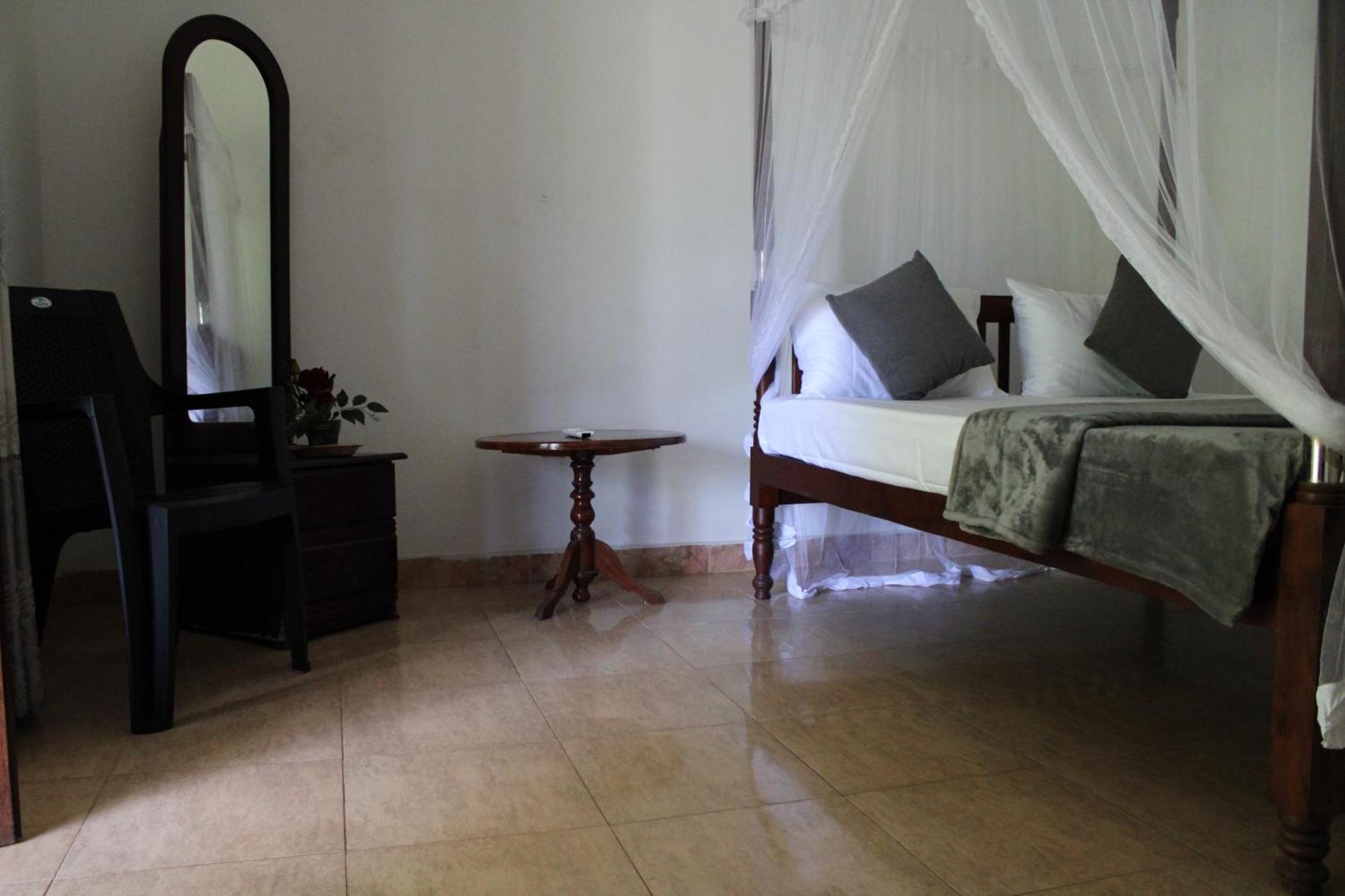 Sun And Surf Rest Hotel Ahangama Luaran gambar