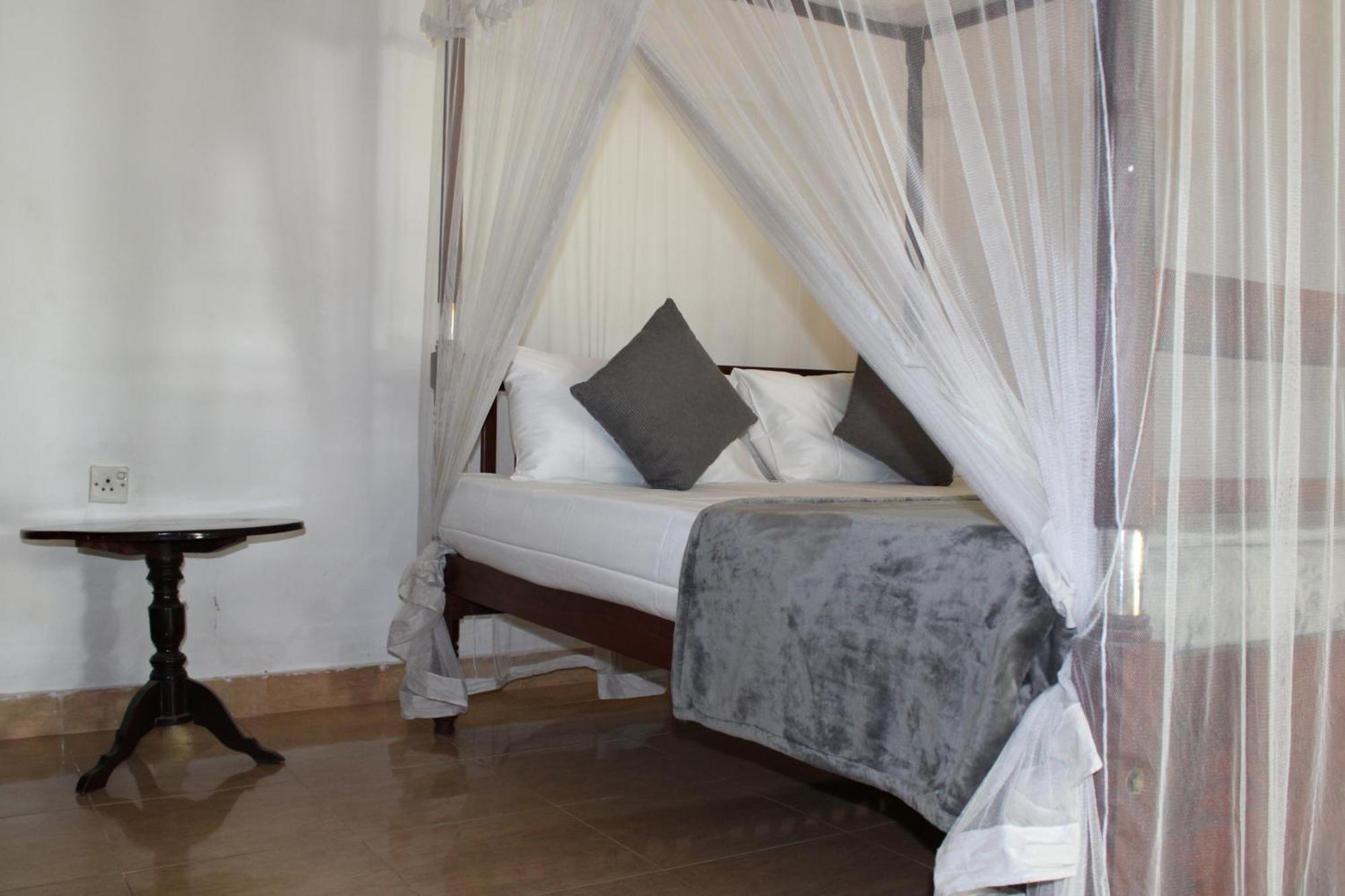 Sun And Surf Rest Hotel Ahangama Luaran gambar