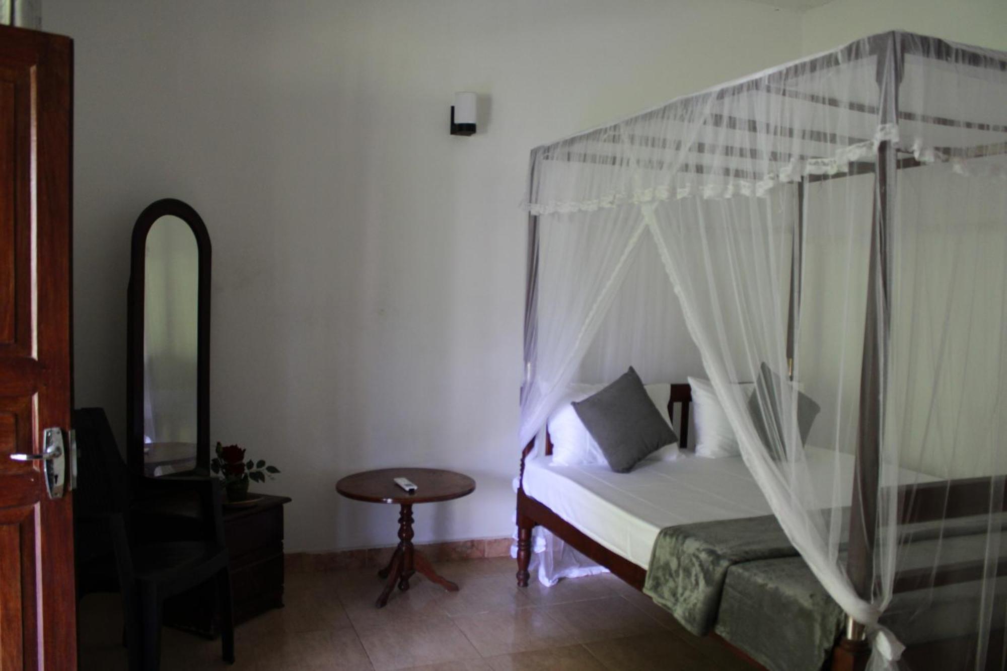 Sun And Surf Rest Hotel Ahangama Luaran gambar
