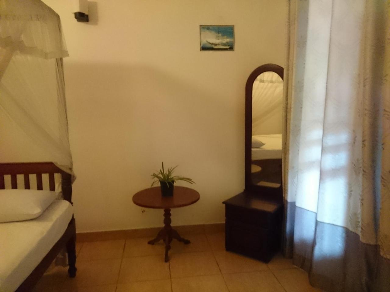 Sun And Surf Rest Hotel Ahangama Luaran gambar